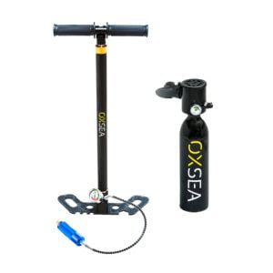 Packshot de la mini bouteille de plongée OX500 et de la pompe manuelle